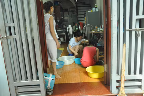 Huy động tất cả chậu, thau để chứa nước dự trữ.