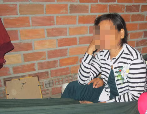 Bà H. khóc lóc đau xót trước thảm cảnh của gia đình mình. Bà H. khóc lóc đau xót trước thảm cảnh của gia đình mình.