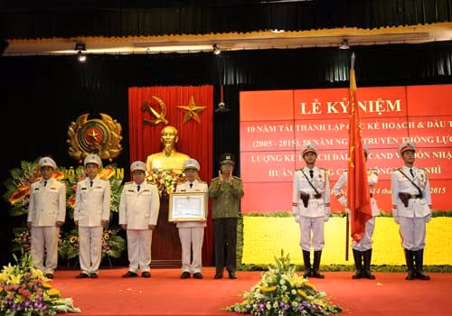 Thượng tướng Đặng Văn Hiếu trao Huân chương Chiến công hạng Nhì cho Cục Kế hoạch và Đầu tư.