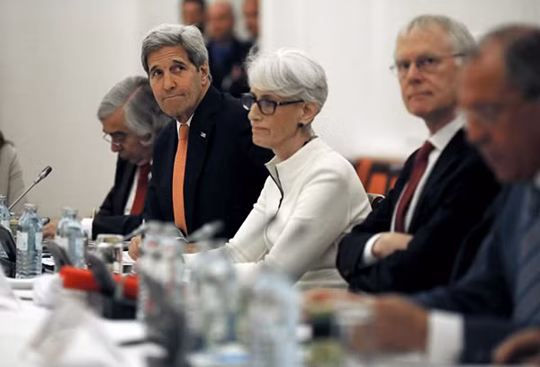 Ngoại trưởng Iran và 6 đồng cấp từ Nhóm P5+1 trên bàn đàm phán. Ảnh: Reuters.