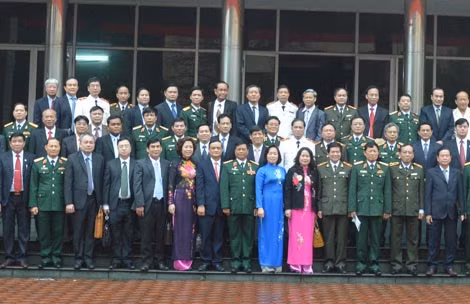 Ban Giám đốc Học viện Quốc phòng chụp ảnh với các học viên trong lễ khai mạc. Ảnh: Thanh Hải.
