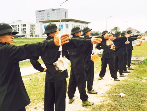 Tân binh luyện tập bổ trợ bắn súng ngắn.