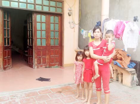 Cuộc sống của mẹ con chị Cúc đang rất vất vả.
