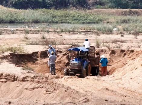 Xe tải đang “ăn” cát trên sông Hà Thanh đoạn qua thôn Bình An, xã Phước Thành, huyện Tuy Phước.