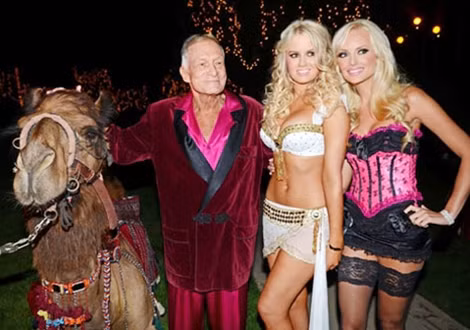 Ông Hugh Hefner và các người mẫu Playboy trong một buổi tiệc.