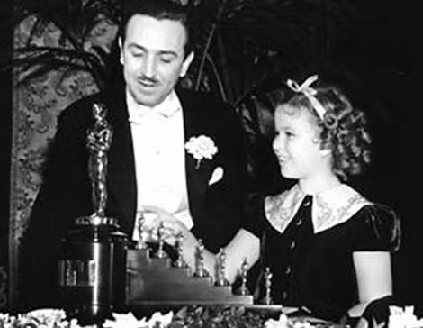 W. Disney tại lễ trao giải Oscar Danh dự năm 1939 (7 bức tượng Oscar bên cạnh tôn vinh siêu phẩm điện ảnh "Nàng Bạch Tuyết và bảy chú lùn").