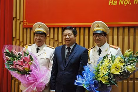 Đồng chí Phùng Huy Cẩn chúc mừng Đại tá Trần Văn Nhượng, nguyên Trưởng đoàn Kịch nói CAND và Đại tá Trần Văn Lợi, Trưởng đoàn Đoàn Ca múa nhạc CAND được phong tặng “Nghệ sĩ nhân dân”.