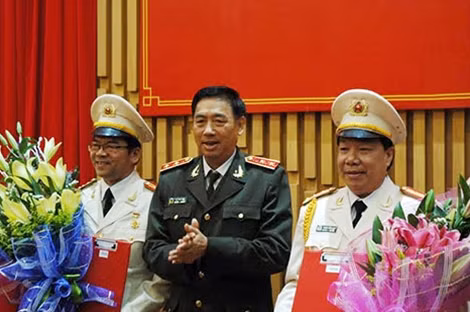 Trung tướng Lê Văn Đệ trao thưởng và hoa chúc mừng Đại tá Trần Văn Nhượng, nguyên Trưởng đoàn Kịch nói CAND và Đại tá Trần Văn Lợi, Trưởng đoàn Đoàn Ca múa nhạc CAND được phong tặng “Nghệ sĩ nhân dân”.