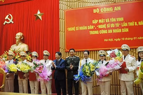 Trung tướng Lê Văn Đệ và đồng chí Phùng Huy Cẩn chúc mừng 8 cá nhân được phong tặng danh hiệu “Nghệ sĩ nhân dân” và “Nghệ sĩ ưu tú”.