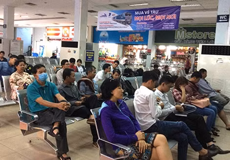 Hành khách chờ mua vé tại nhà chờ ga Sài Gòn.