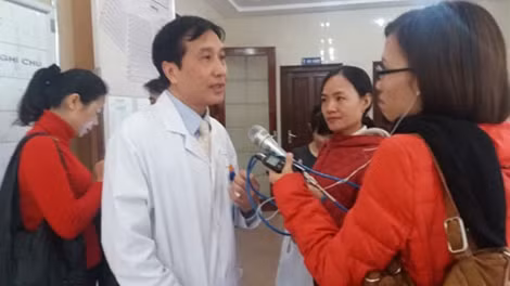 GS. Trịnh Hồng Sơn trả lời phóng viên bên lề buổi Sinh hoạt khoa học.