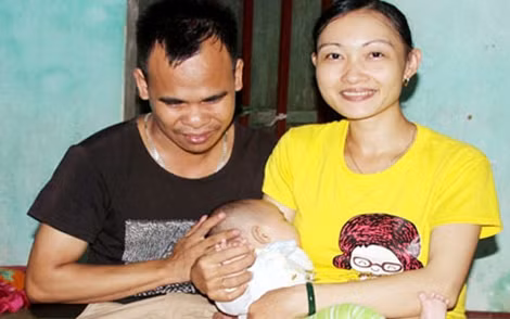 Vợ chồng anh Tiến, chị Yến cùng động viên nhau vượt qua những khó khăn đời thường.