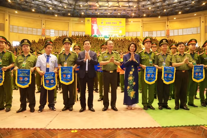 Thứ trưởng Nguyễn Văn Thành tặng cờ lưu niệm cho các đơn vị tham gia Hội thi