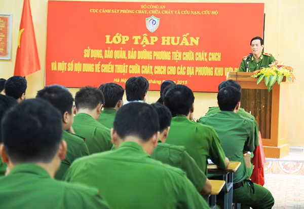 Thiếu tướng Đoàn Việt Mạnh, Cục trưởng Cục Cảnh sát PCCC và CNCH phát biểu khai mạc lớp tập huấn. Thiếu tướng Đoàn Việt Mạnh, Cục trưởng Cục Cảnh sát PCCC và CNCH phát biểu khai mạc lớp tập huấn.