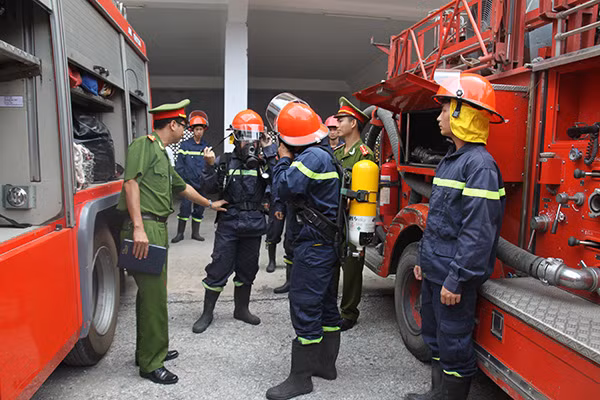 Cảnh sát PCCC sử dụng thành thạo các phương tiện hiện đại xử lý kịp thời khi cháy, nổ xảy ra. Cảnh sát PCCC sử dụng thành thạo các phương tiện hiện đại xử lý kịp thời khi cháy, nổ xảy ra.
