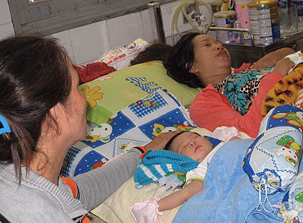 Cháu bé Bùi Trương Bảo Ngọc và chị Trương Thị Cam Ly đã được cứu sống nhờ sự ra tay kịp thời của lực lượng Công an.