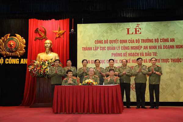 Thứ trưởng Thường trực Đặng Văn Hiếu; Thứ trưởng Bùi Văn Thành cùng các đại biểu chứng kiến lễ bàn giao Cục Cơ yếu, Cục Kế hoạch và đầu tư trực thuộc Bộ trưởng.