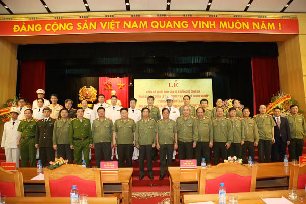 Thứ trưởng Thường trực Đặng Văn Hiếu với các đại biểu tham dự buổi Lễ.