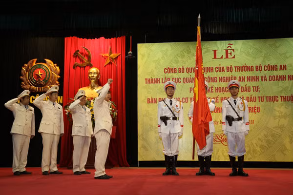Đại tá Phan Anh Tuấn, Cục trưởng Cục Quản lý công nghiệp an ninh và doanh nghiệp đại diện cho cán bộ, chiến sỹ đơn vị mới đã tuyên thệ trước lá Cờ vinh quang của Tổ quốc.