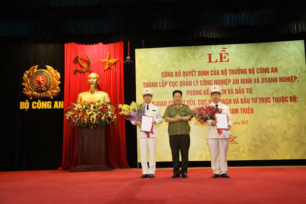Trung tướng Bùi Văn Thành, Thứ trưởng Bộ Công an trao Quyết đinh và tặng hoa chúc mừng tập thể lãnh đạo Cục Quản lý công nghiệp an ninh doanh nghiệp và Phòng Kế hoạch và Đầu tư.