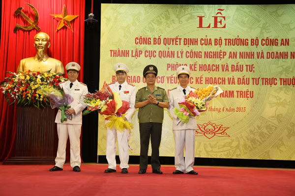 Thay mặt Đảng ủy, lãnh đạo Tổng cục, Trung tướng Lê Văn Minh, Tổng cục trưởng Tổng cục Hậu cần- Kỹ thuật tặng hoa chúc mừng Công ty Nam Triệu.