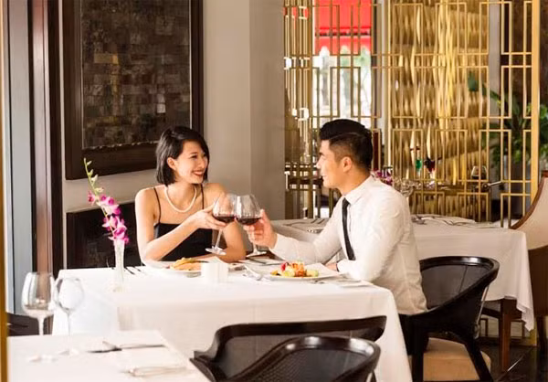 Các bữa ăn của gia đình được chuẩn bị bởi những nghệ nhân và đầu bếp quốc tế danh tiếng ở những nhà hàng sang trọng bậc nhất hay tại hầm rượu Amber độc đáo với bữa tối hoàng gia.