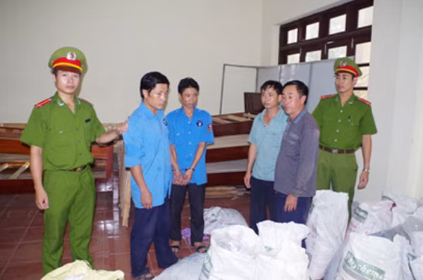 Lực lượng Công an bắt giữ 4 đối tượng cùng tang vật trong vụ án.