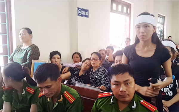 Vợ nạn nhân tại phiên tòa.