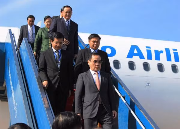 Thủ tướng Thongsing Thammavong đến Đà Nẵng, bắt đầu chuyến thăm hữu nghị.