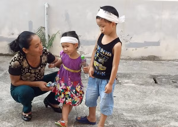 Hai con của nạn nhân được người nhà đưa đến phiên toà.