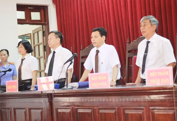 Hội đồng xét xử.