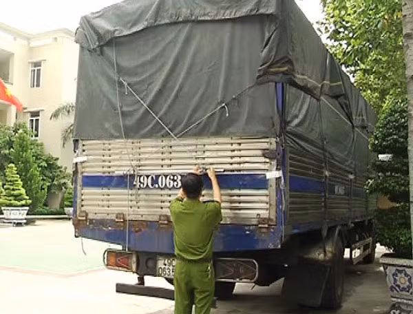 ...và phương tiện vận chuyển bị giữ tại cơ quan Công an.