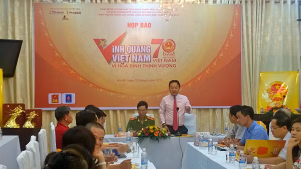 Ông Hồng Thanh Quang-TBT Báo Đại Đoàn kết phát biểu tại cuộc họp báo.
