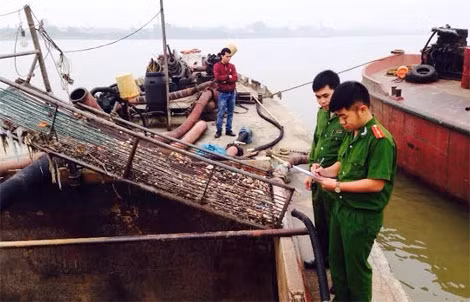 Cơ quan Công an kiểm tra các tàu khai thác cát trái phép.