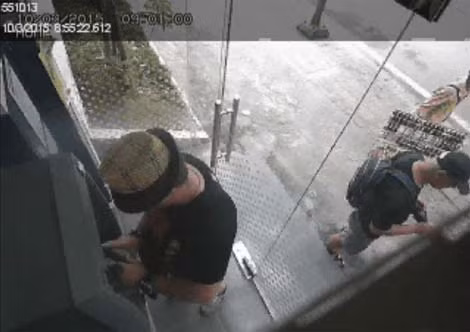 Hình ảnh người nước ngoài nghi đang lắp đặt thiết bị đánh cắp thông tin tại các cây ATM. (Ảnh cắt từ video).