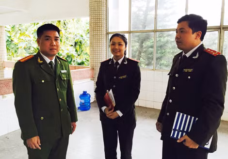 Thiếu tá Phạm Trung Kiên (trái) chia sẻ với các đồng nghiệp kinh nghiệm đánh án.