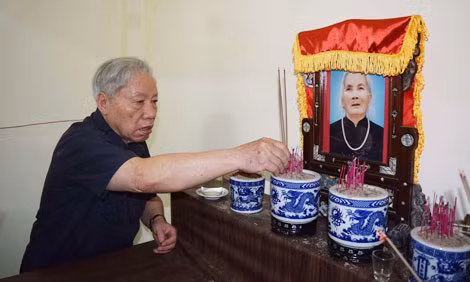 Thiếu tướng Phan Văn Lai thắp hương tưởng nhớ bà La Thị Giáng. Thiếu tướng Phan Văn Lai thắp hương tưởng nhớ bà La Thị Giáng.
