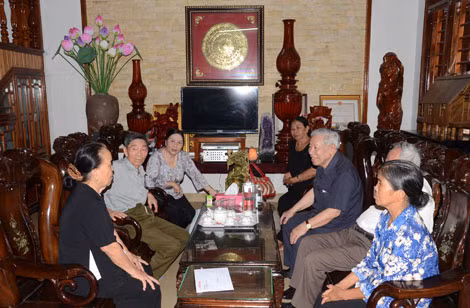 Thiếu tướng Phan Văn Lai đến thăm một gia đình cơ sở cách mạng. Thiếu tướng Phan Văn Lai đến thăm một gia đình cơ sở cách mạng.