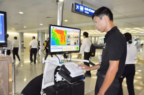 Hệ thống đo thân nhiệt từ xa tại Trung tâm Kiểm dịch Y tế quốc tế Sân bay Tân Sơn Nhất với khách nhập cảnh từ vùng dịch. Hệ thống đo thân nhiệt từ xa tại Trung tâm Kiểm dịch Y tế quốc tế Sân bay Tân Sơn Nhất với khách nhập cảnh từ vùng dịch.