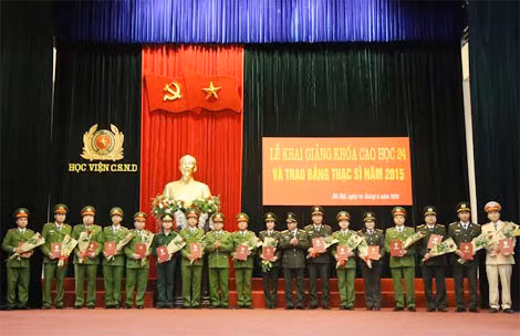 Thứ trưởng Bùi Văn Nam trao bằng cho các tân Thạc sỹ năm 2015 tại Học viện CSND. Thứ trưởng Bùi Văn Nam trao bằng cho các tân Thạc sỹ năm 2015 tại Học viện CSND.