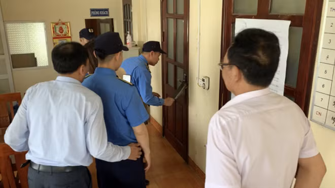 Nhóm bảo vệ Công ty Liên Anh xông vào “tiếp quản” Công ty Hoàng Long.