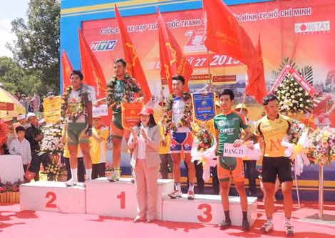 Trao giải cho 5 tay đua có thành tích tốt nhất tại chặng 17.