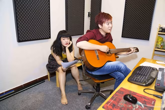 Sau thời gian trao đổi, Phạm Toàn Thắng đã dành tặng cho Dương Triệu Vũ ca khúc “Cầu vồng đêm” vì cảm thấy giữa hai người có sự đồng cảm trong âm nhạc và cuộc sống.