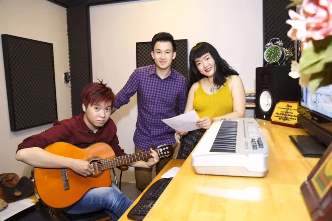 Chia sẻ cơ duyên làm việc với nhạc sĩ “4 chữ lắm”, Dương Triệu Vũ tiết lộ trong lúc bắt đầu thực hiện album mới, anh có gặp gỡ, trò chuyện với Phạm Toàn Thắng để chia sẻ về ý tưởng của mình.