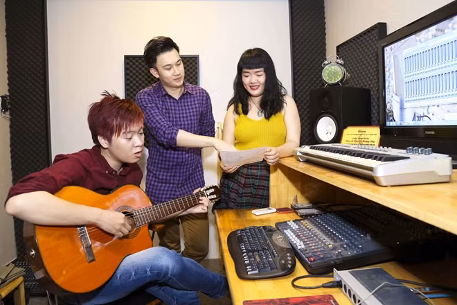 Ta đã có bao mùa nhớ” là sản phẩm âm nhạc tổng hợp những ca khúc pop ballad tình cảm và sâu lắng. Mỗi bài hát nằm trong album sẽ gắn liền với những câu chuyện tình đã qua của Dương Triệu Vũ.