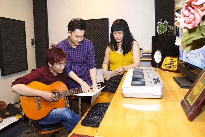Đặt nhiều tâm huyết vào từng ca khúc trong sản phẩm, đặc biệt, Dương Triệu Vũ hi vọng bài hát “Cầu vòng đêm” của tác giả trẻ Phạm Toàn Thắng sẽ là “hit” của mình trong thời gian tới.