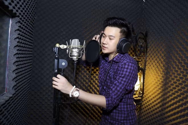 “Cầu vồng đêm” như một bài hát ru của chàng trai dành cho người yêu trước khi phải xa nhau mãi mãi. Trong giây phút đó chàng trai nhận ra rằng tình yêu bấy lâu nay là một điều viển vông và anh sẽ đi tìm một tình yêu mới thuộc về mình.