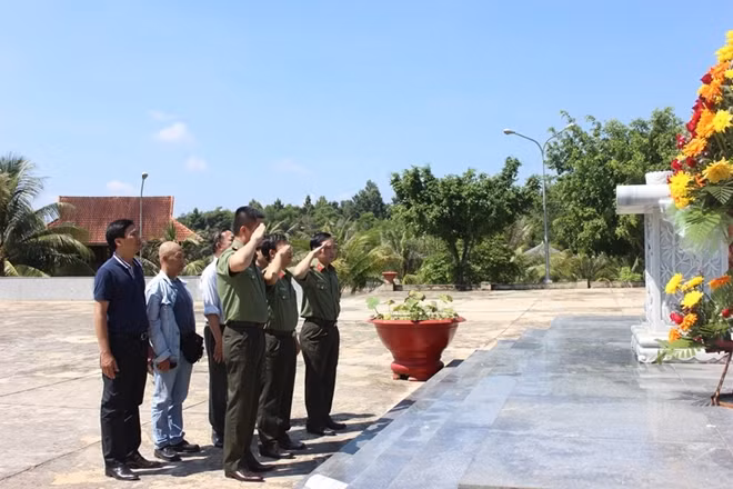 Đoàn cán bộ, phóng viên, công nhân viên Cơ quan đại diện Báo Công an nhân dân tại TP. Hồ Chí Minh thắp hương và chụp ảnh lưu niệm tại Khu tưởng niệm các anh hùng liệt sĩ.