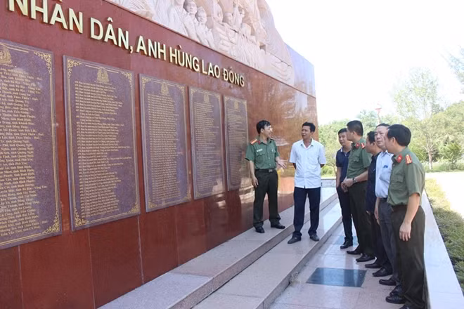 Khu danh sách các đơn vị Công an được phong tặng danh hiệu Anh hùng LLVT nhân dân, Anh hùng lao động.