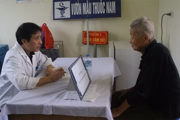 GS.TS. Trịnh Hồng Sơn – Phó Giám đốc Bệnh viện Việt Đức tư vấn sức khỏe cho người dân